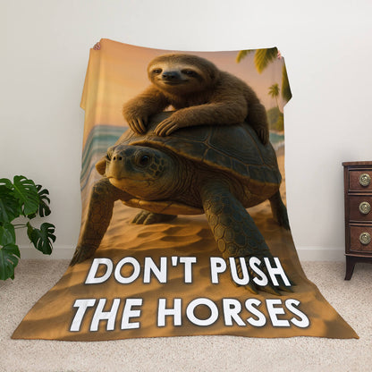 Гумористичний плед з лінивцем на черепасі, напис «Don't Push The Horses»