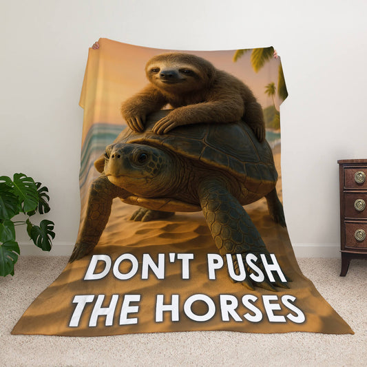 Гумористичний плед з лінивцем на черепасі, напис «Don't Push The Horses»