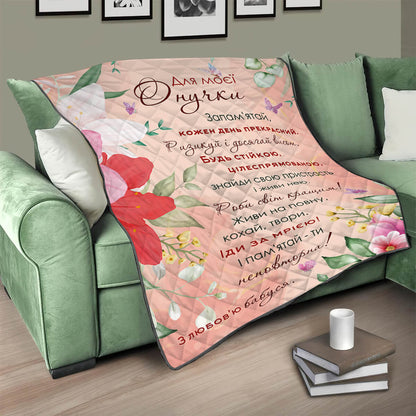 Стьобаний плед онучці від бабусі з акварельними квітами