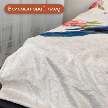 Велсофтовий плед на ліжку: легкий односторонній плед молочного кольору з малюнком